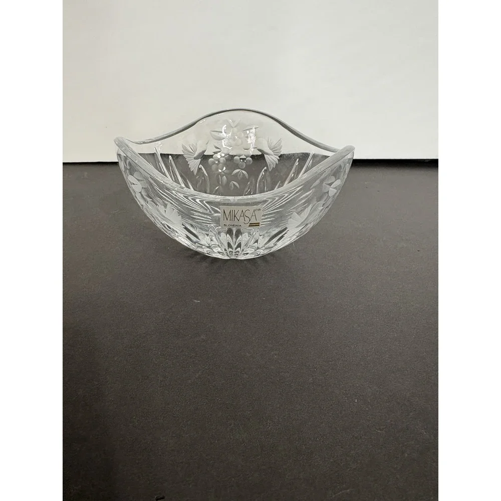 Mikasa Clear Crystal Beautiful Scalloped Hummingbird Bowl‎ 6x3